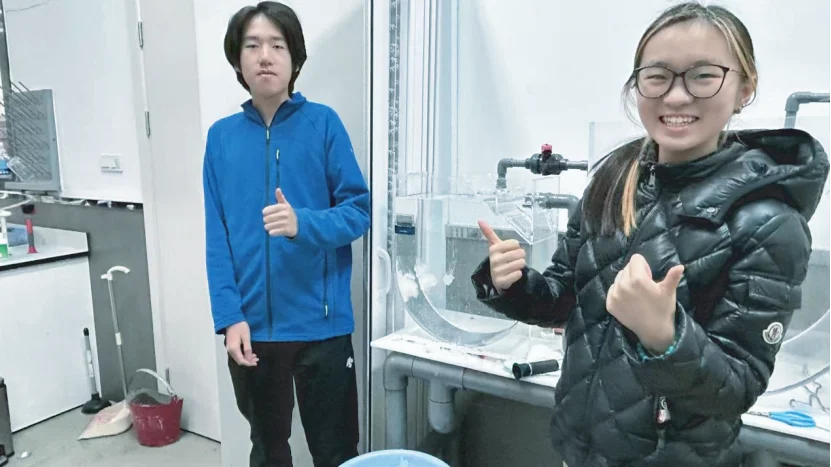 Jellyfish Club members with a culture tank